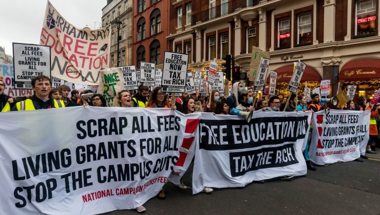 Students should receive grants to help them live closer to university, report recommends