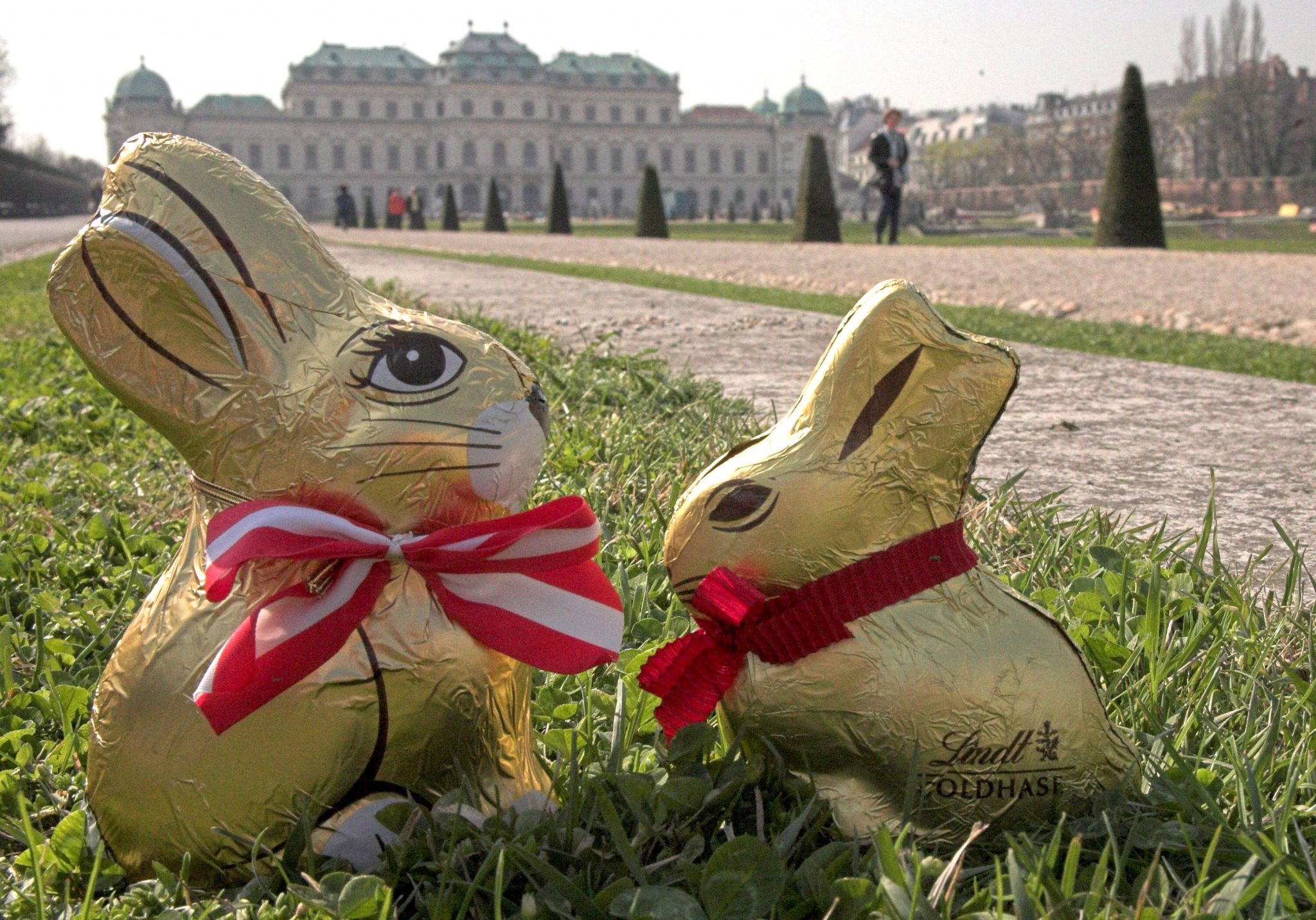 Символы пасхи пасхальный кролик. Пасхальный кролик Линдт. Пасхальный заяц в Германии. Пасхальный шоколадный заяц. Шоколадный Пасхальный кролик.